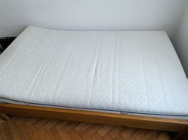 Solides Eichen-Bett