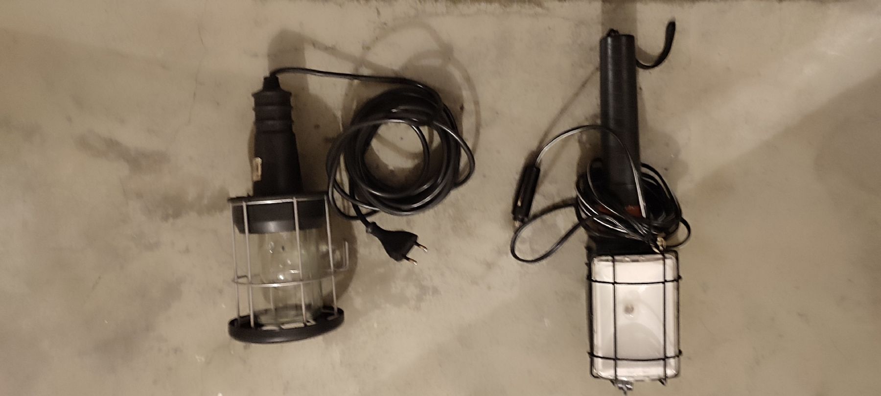 Lampen: 2 Handleuchte aus Hartgummi mit stabilem Schutzkorb – Gebraucht aus Biel/Bienne von ruggi03