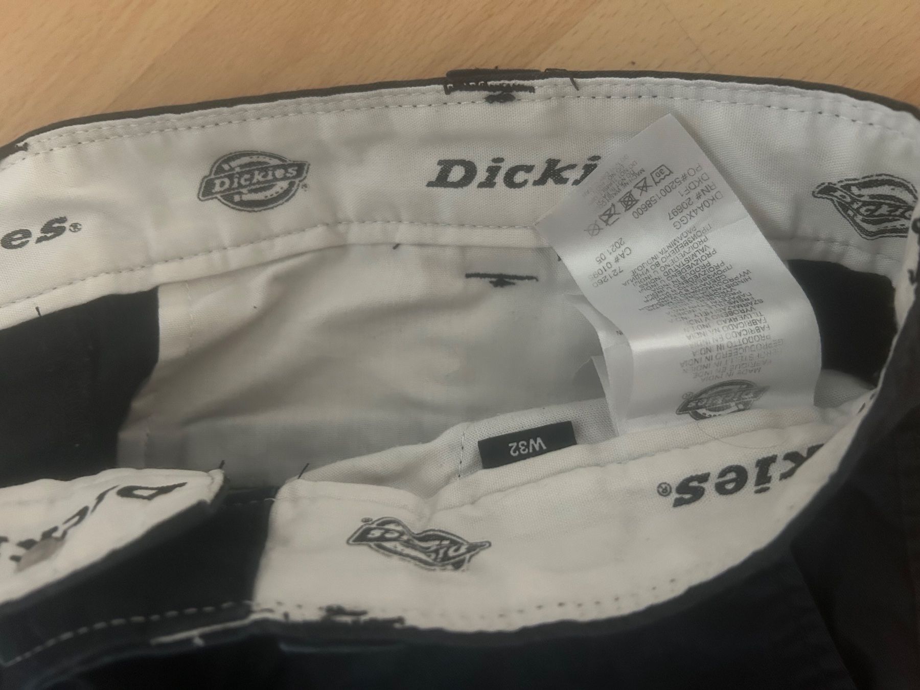 Pantaloni: Dickies Schwarz 32 Chino – Usato da Solothurn venduto da CityNordMarketplace 2