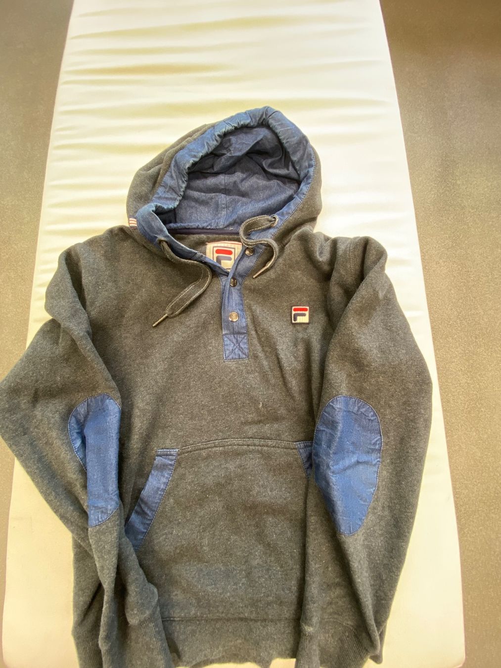 Fila Maglioni & Felpe: Fila Kapuzenpullover M – Usato da Zürich venduto da pamleano