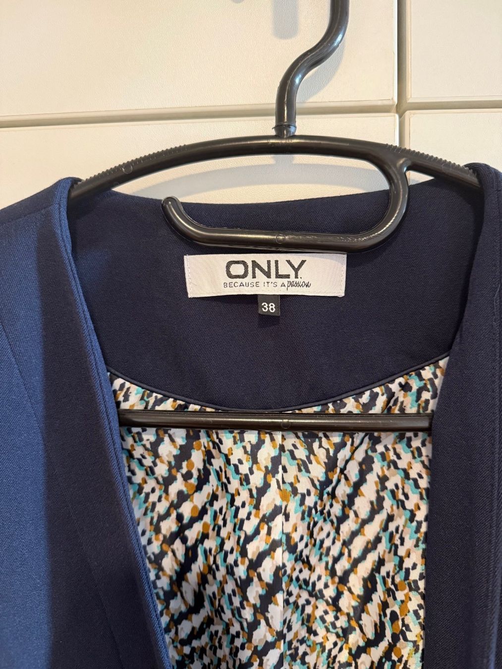 Only Jacken: Kurzer Blauer Blazer Marke ONLY💙🖤💙 – Gebraucht aus Zürich von Sommersun1 2