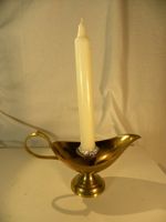 Kerzenständer aus Messing in Form einer alten Öllampe