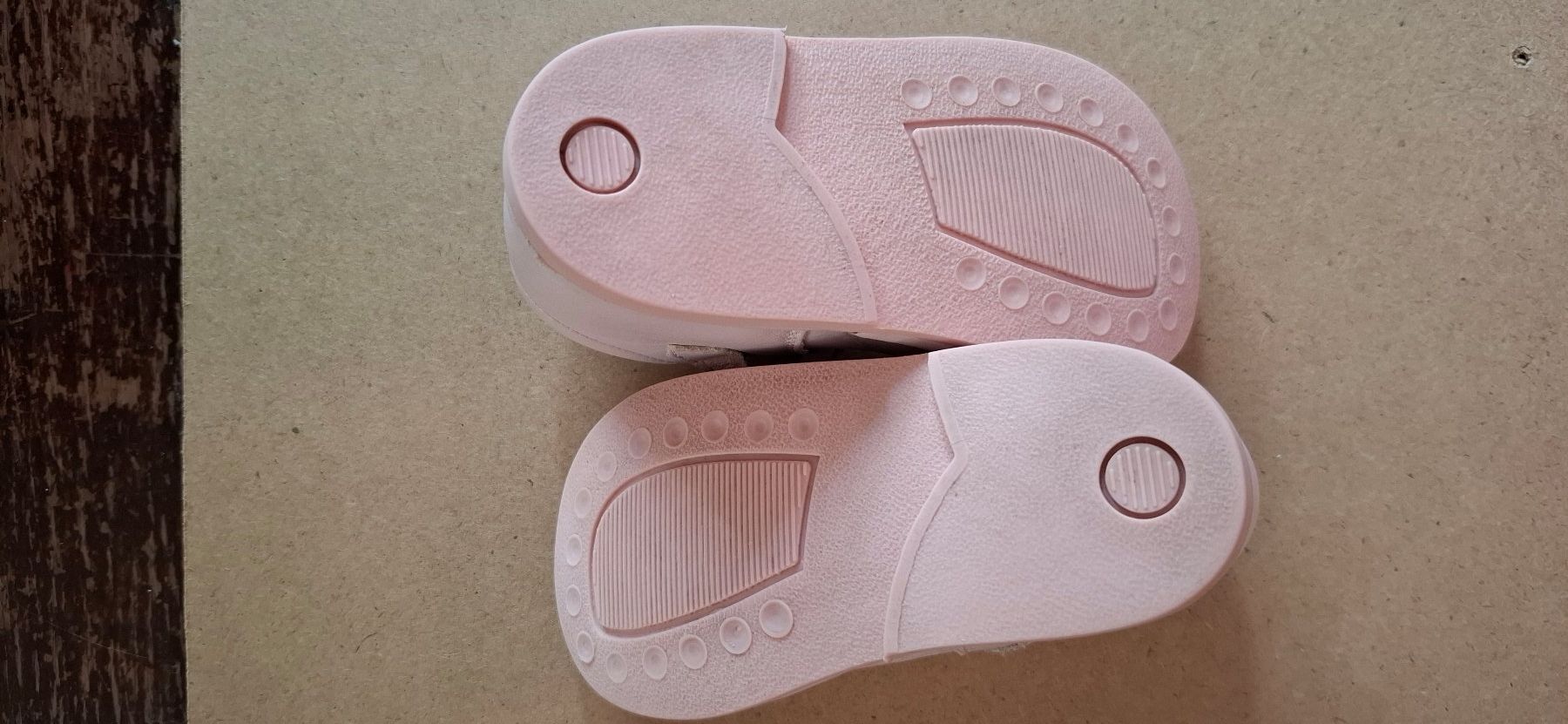 Scarpe per ragazzi: Chaussure rose bébé 1an, taille 20 – Usato da Lausanne venduto da GeoTrouvetou1952 2