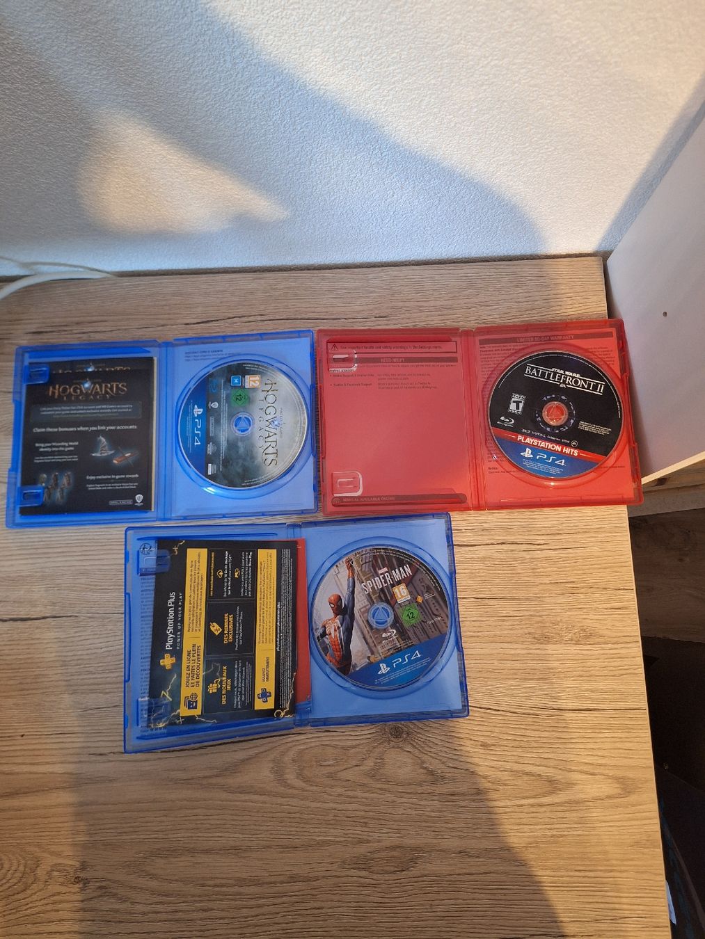 Sony Console: PS4 Slim mit 3 Spielen inklusive 3 Kabel und Controller – Usato da Brünisried venduto da Focusfail 3