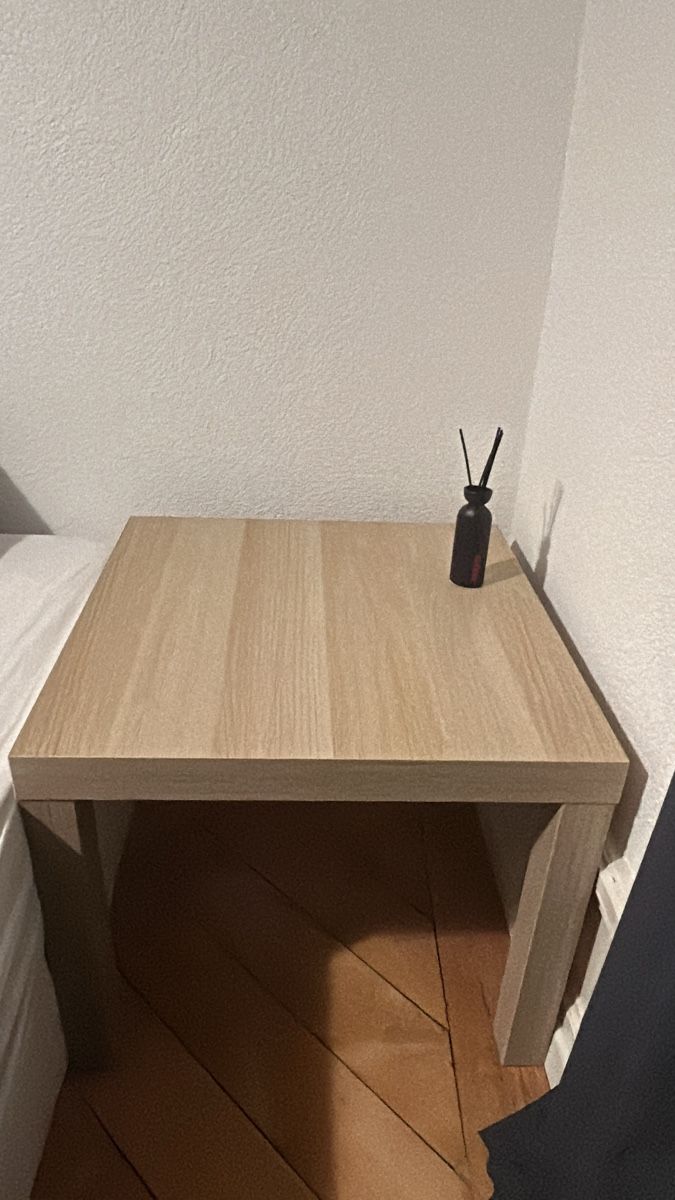 Ikea Comodini: Nachttisch in Holzoptik – Usato da Zürich venduto da enz_cf8l