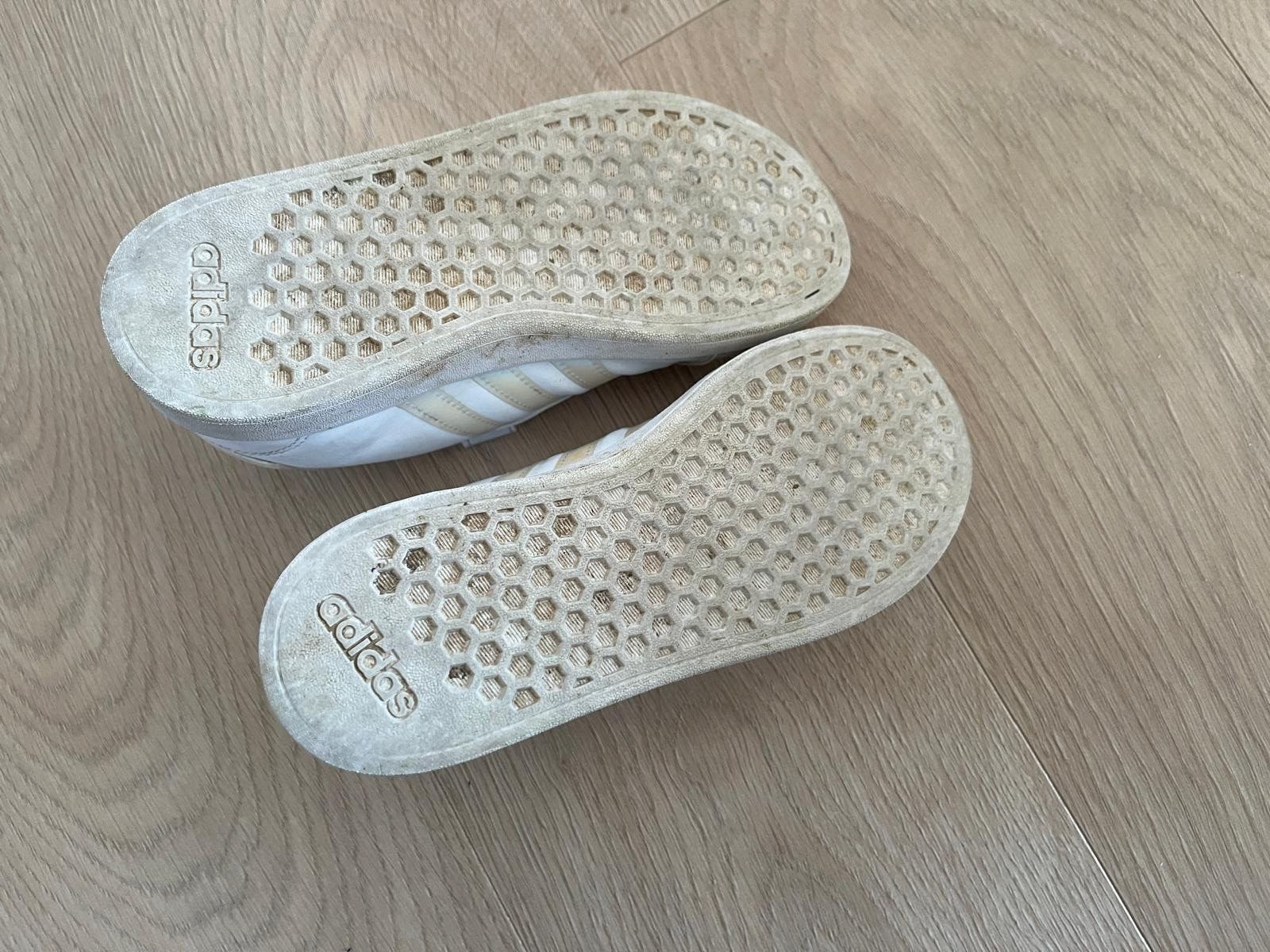 Adidas Schuhe für Mädchen: Adidas Grand Curt Seaker  Grösse 33,5 – Gebraucht aus Witterswil von Zeraph 2