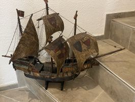 Modellschiff aus Holz und Segeln vermutlich aus Leder