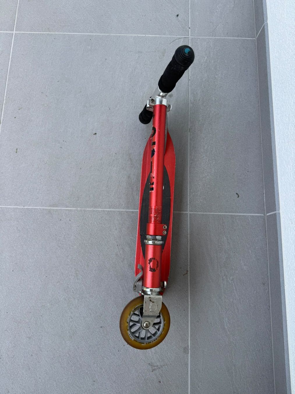 Micro Kickboard: Trottinette Micro pliable en rouge – Usato da St Legier La Chiesaz venduto da pgjudd 1