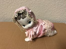 Keramikbaby gekleidet auf allen Vieren