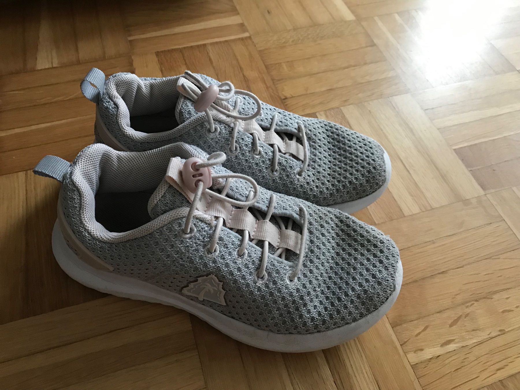 Scarpe per ragazze: Turnschuhe Sneaker von Beach Mountain Grösse 31 hellgrau – Usato da Emmenbrücke venduto da Hathor123