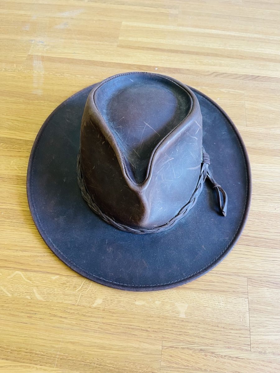 Hüte, Mützen & Caps: Chapeau en cuir authentique style western, robuste et chic – Gebraucht aus Zürich von Ndzinga
