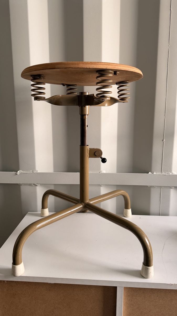 Sgabelli: Vintage Hocker mit Federn, Werkstatthocker, Top Zustand! – Nuovo (secondo la descrizione) da Rotkreuz venduto da perlengott