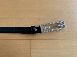 Ledergürtel mit Diamantschnalle.