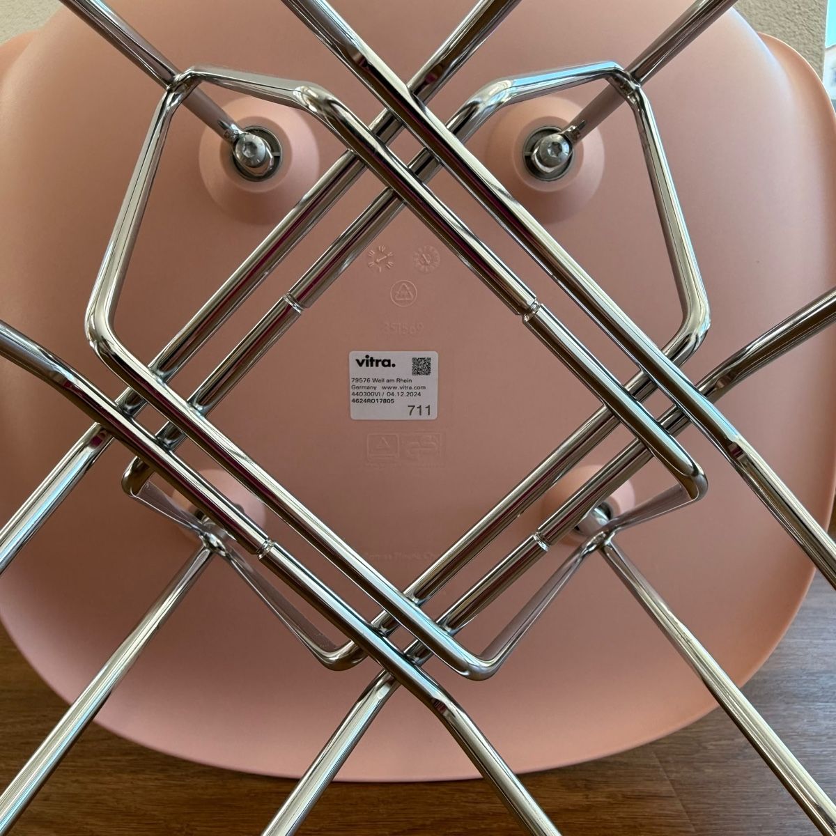 Vitra Stühle: Vitra Eames Plastic Side Chairs  (DSR  Eiffelgestell) – Neu (gemäss Beschreibung) aus Siggenthal Station von DynamicLight 1