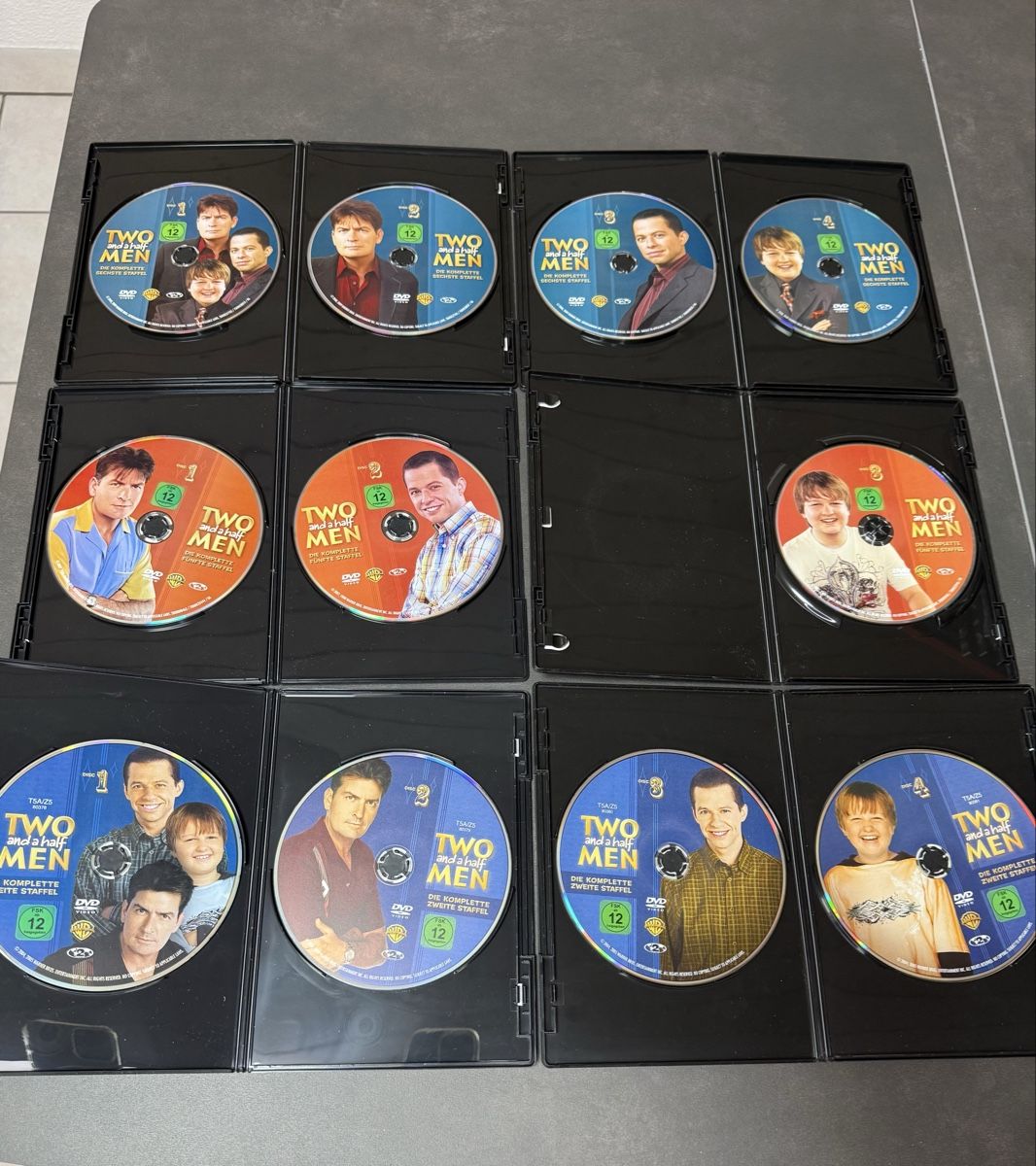 Tutti i DVDs: Two and a Half Men Staffeln 2, 5 & 6 DVD Boxen – Usato da Wallbach venduto da ale_db7t 1
