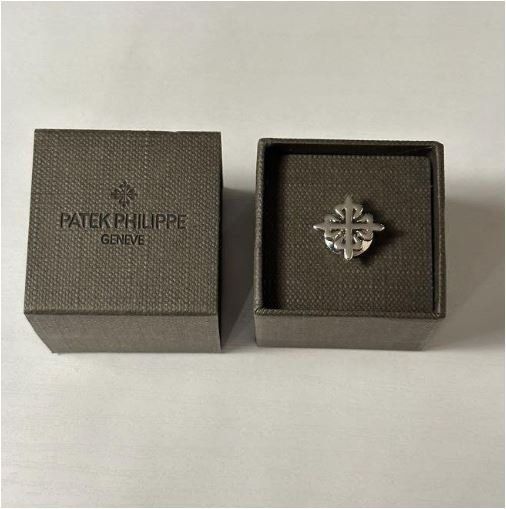 Ciondoli: Original Neuer Patek Philippe Anstecker 925 silver – Nuovo e nell'imballaggio originale da Bruettisellen venduto da Collector_Store 7