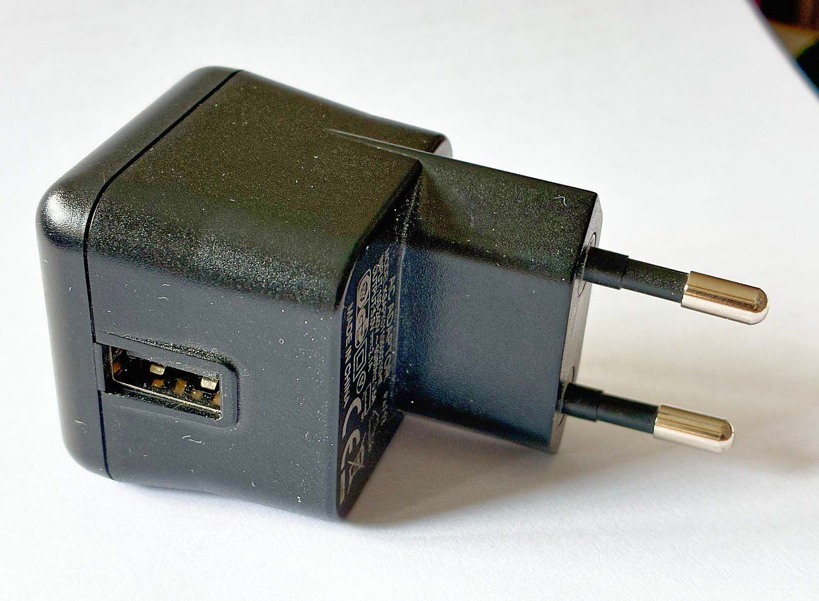Caricabatterie: Beats AC Adapter / Ladegerät P4712 – Usato da Bern venduto da Maccalvin