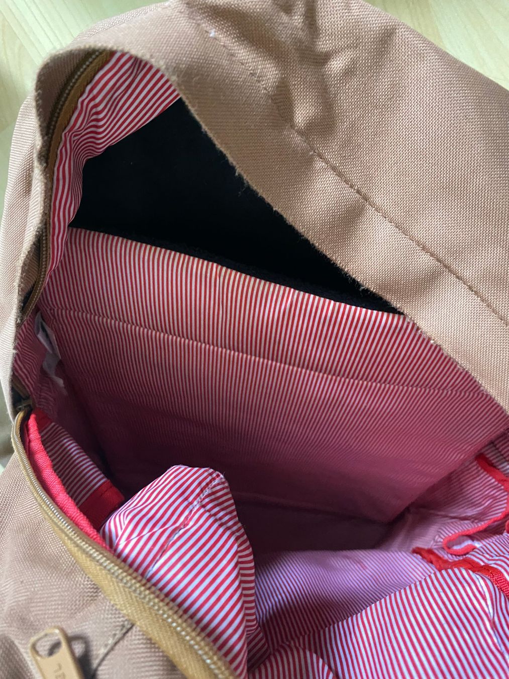 Herschel Zaini: Herschel Rucksack Beige – Usato da Pfungen venduto da car_7l8r 4