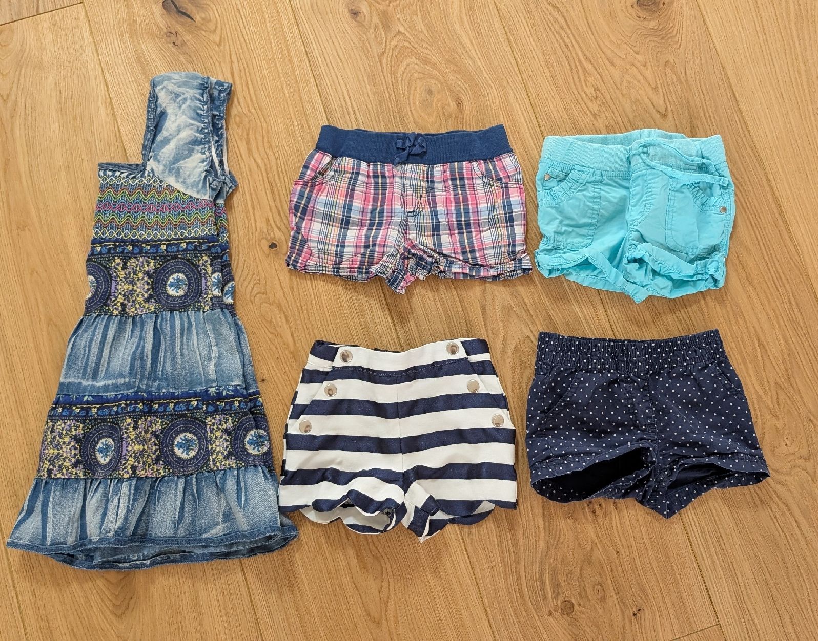 Lotti & Set di vestiti: 4 Shorts + 1 Kleid 104-110 – Usato da Baar venduto da phlys