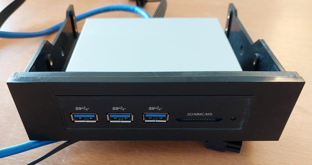 Componenti elettronici: Front Panel (internal PC 3.5") MCab 3x USB 3.0 + Card Reader – Usato da Sorengo venduto da E-DataLabs