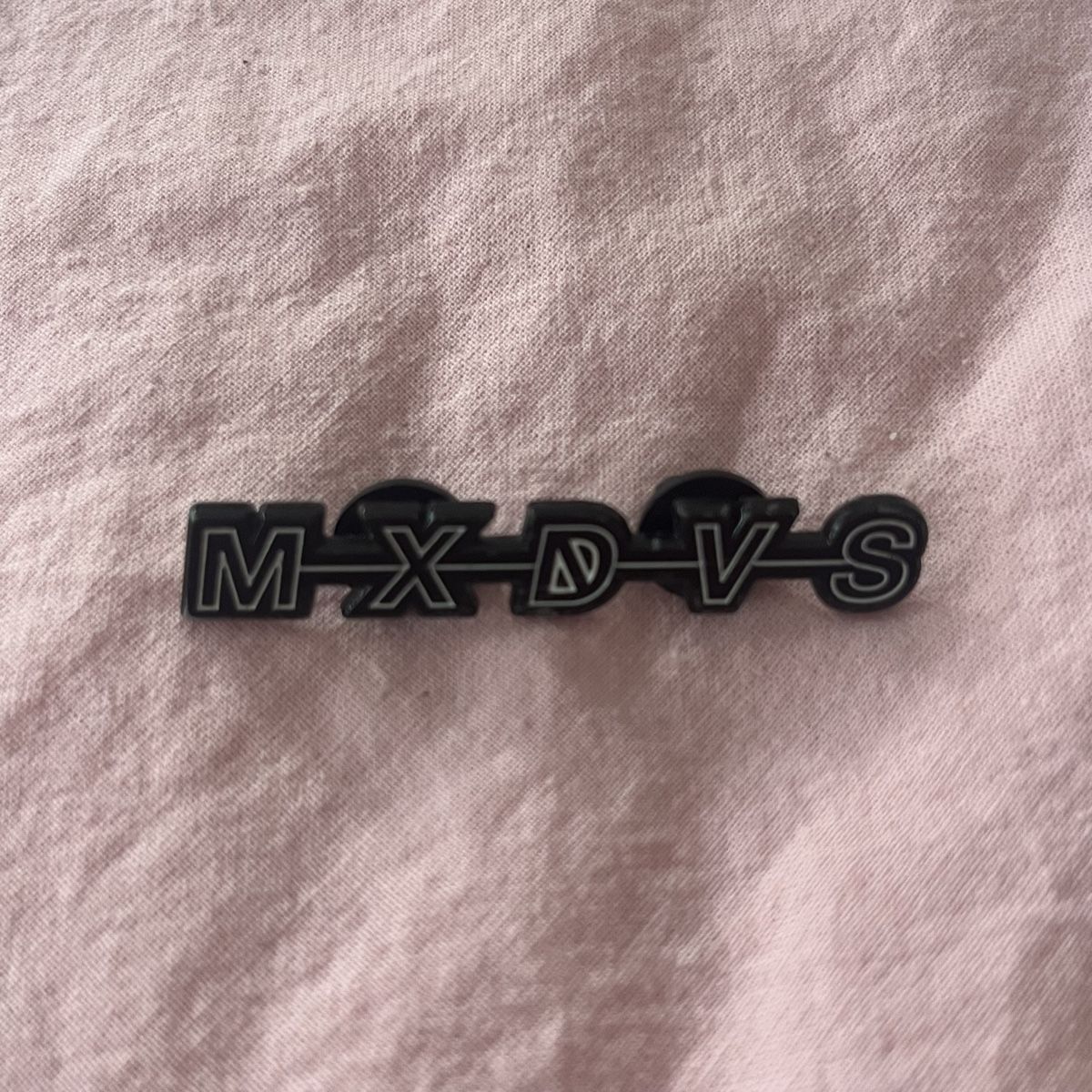 Placchette & Badge: Pin edition limitée MXDVS – Nuovo (secondo la descrizione) da Le Grand-Saconnex venduto da Koko.hime_