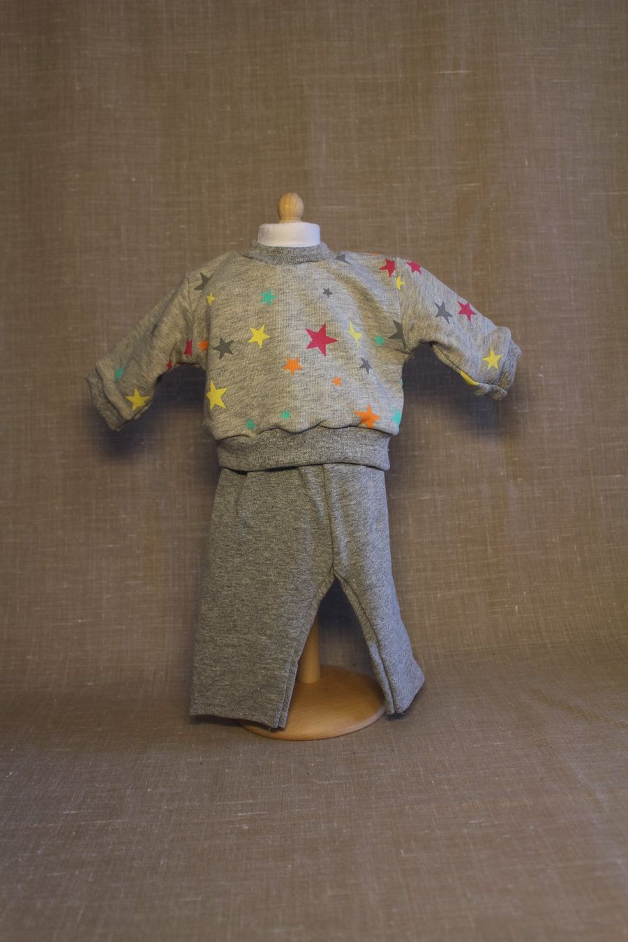 Bambole: Puppenkleider Pyjama grau Gr. 40-45cm – Nuovo e nell'imballaggio originale da Zürich venduto da Turner_18