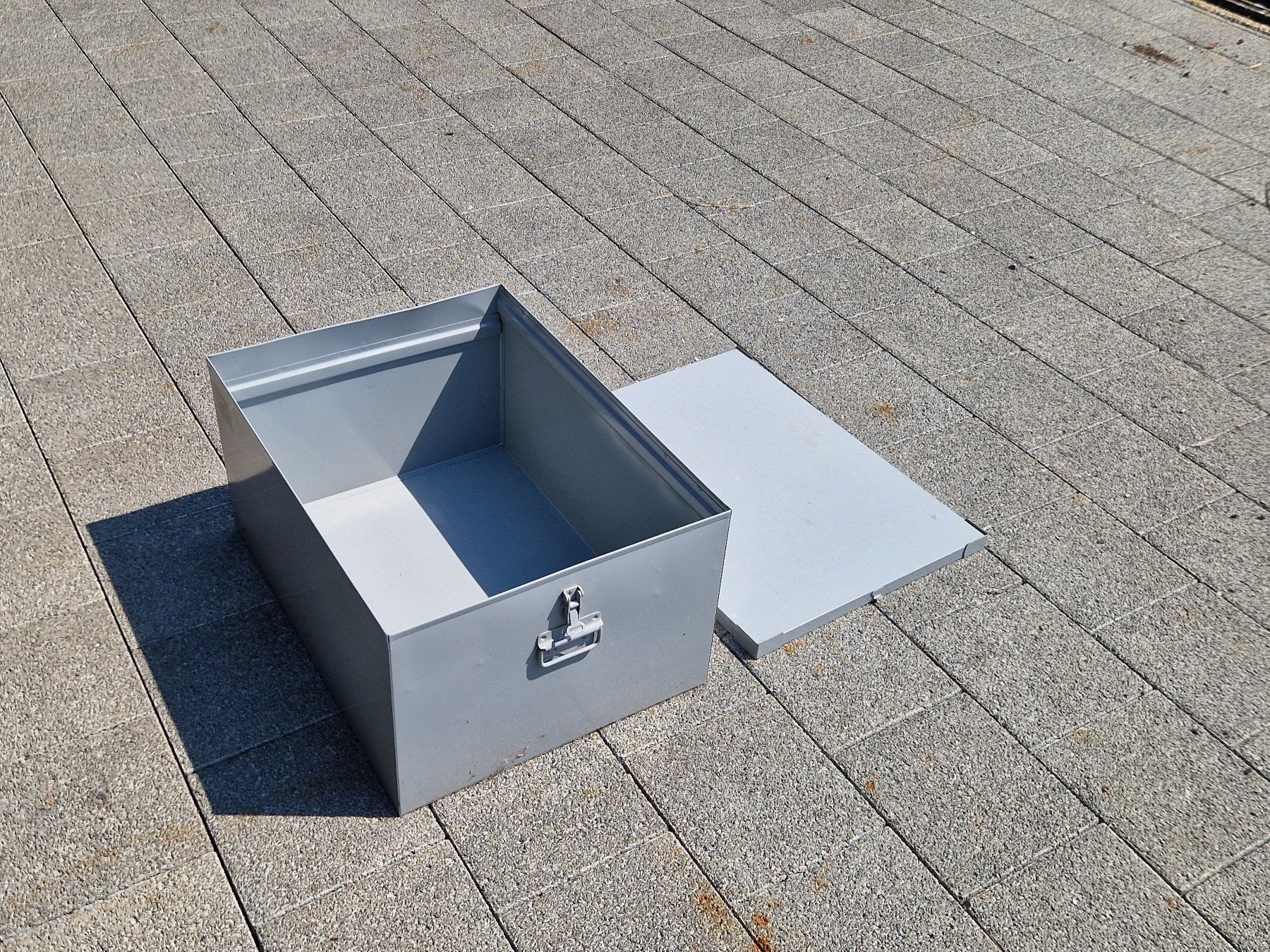 Casse di trasporto: Aufbewarungsbox aus Metall – Usato da Gampelen venduto da Schmidi887 1