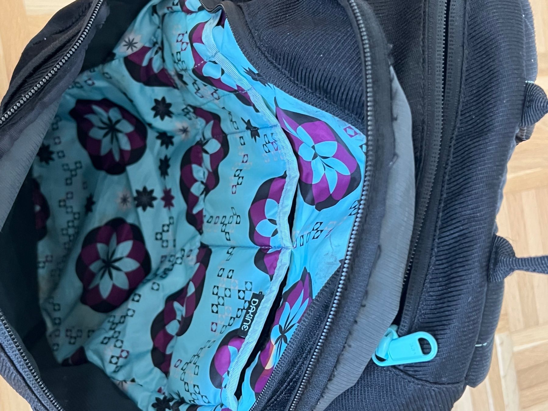Zaini: Dakine Rucksack, schwarz mit mint-Reissverschlüssen ca. – Usato da Dübendorf venduto da Charlie03 3