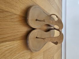 Sommerliche Pumps in Gelb mit goldenen Akzenten - Gr 38