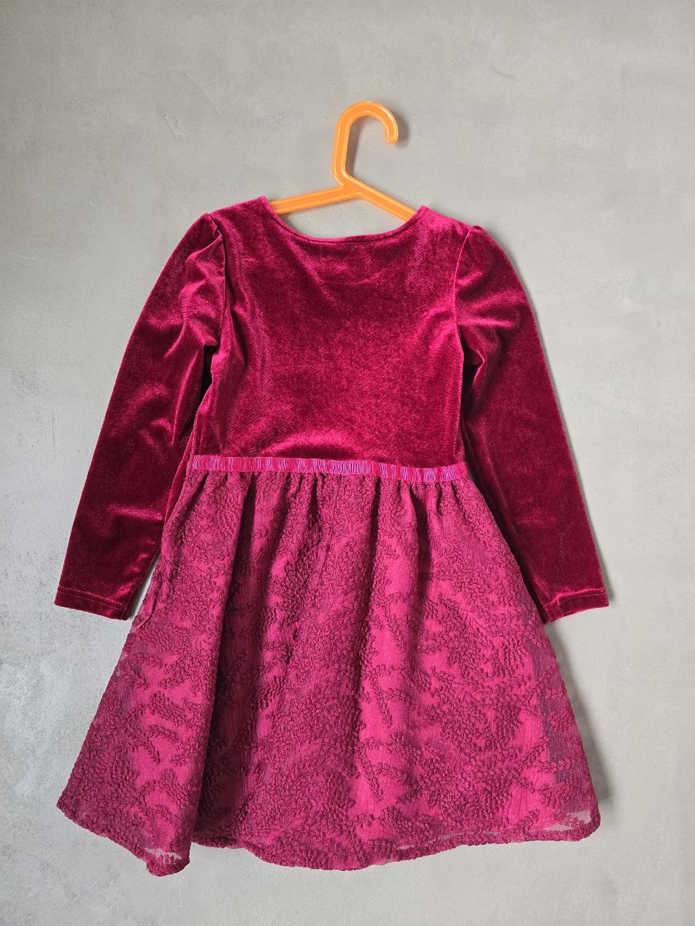C&A Vestiti & Gonne: Rotes Samtkleid mit Spitze, Grösse 134 – Usato da Büron venduto da Liv7 1