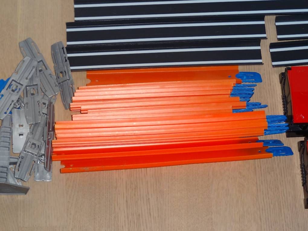 Spielzeuge: 2 Hot Wheels Power Booster mit Erweiterungs Track Builder – Gebraucht aus Diessenhofen von Stephanla52 2