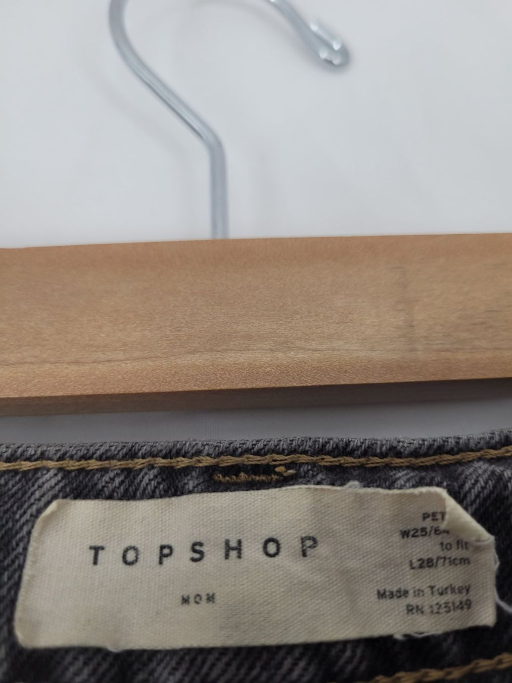 Topshop Jeans: TOPSHOP Mom Jeans gris petite – Usato da Lausanne venduto da PlusValue_Lausanne 2