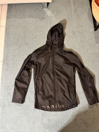 Schwarze Kipsta wasserdichte Regenjacke