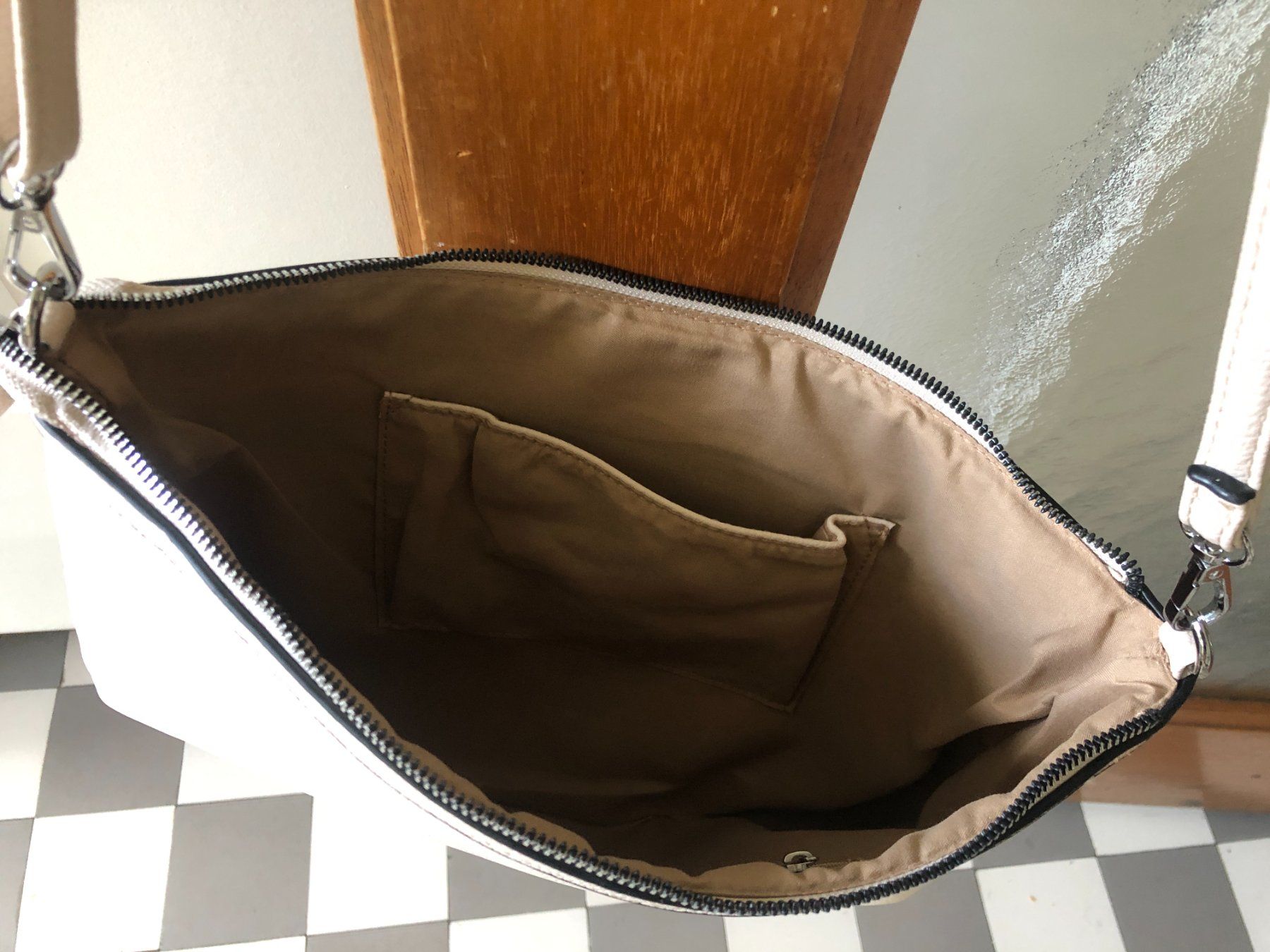 Borse da donna: sehr schöne beige elegante flache Ledertasche mit Traggurt – Usato da Zürich venduto da Tivoli2 3