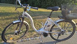 Flyer E-Bike mit zwei Akkus, zwei Schlüssel und Ladegerät