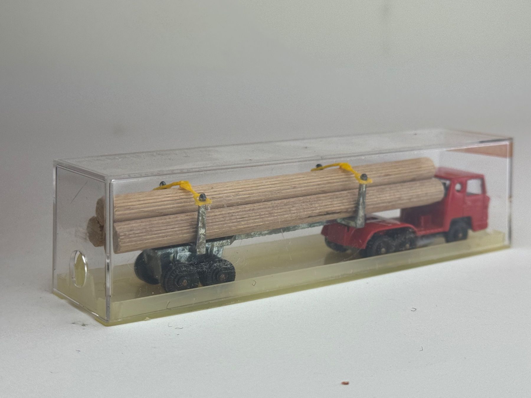 Majorette Modellini d'auto: CH- Majorette Holztransporter rot – Usato da Elm venduto da Wikmtz 1