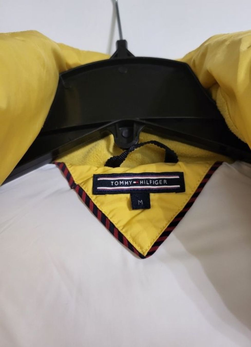 Tommy Hilfiger Giacche: Doudoune jaune à capuche Tommy Hilfiger, taille M – Usato da Rolle venduto da Loutre84 2