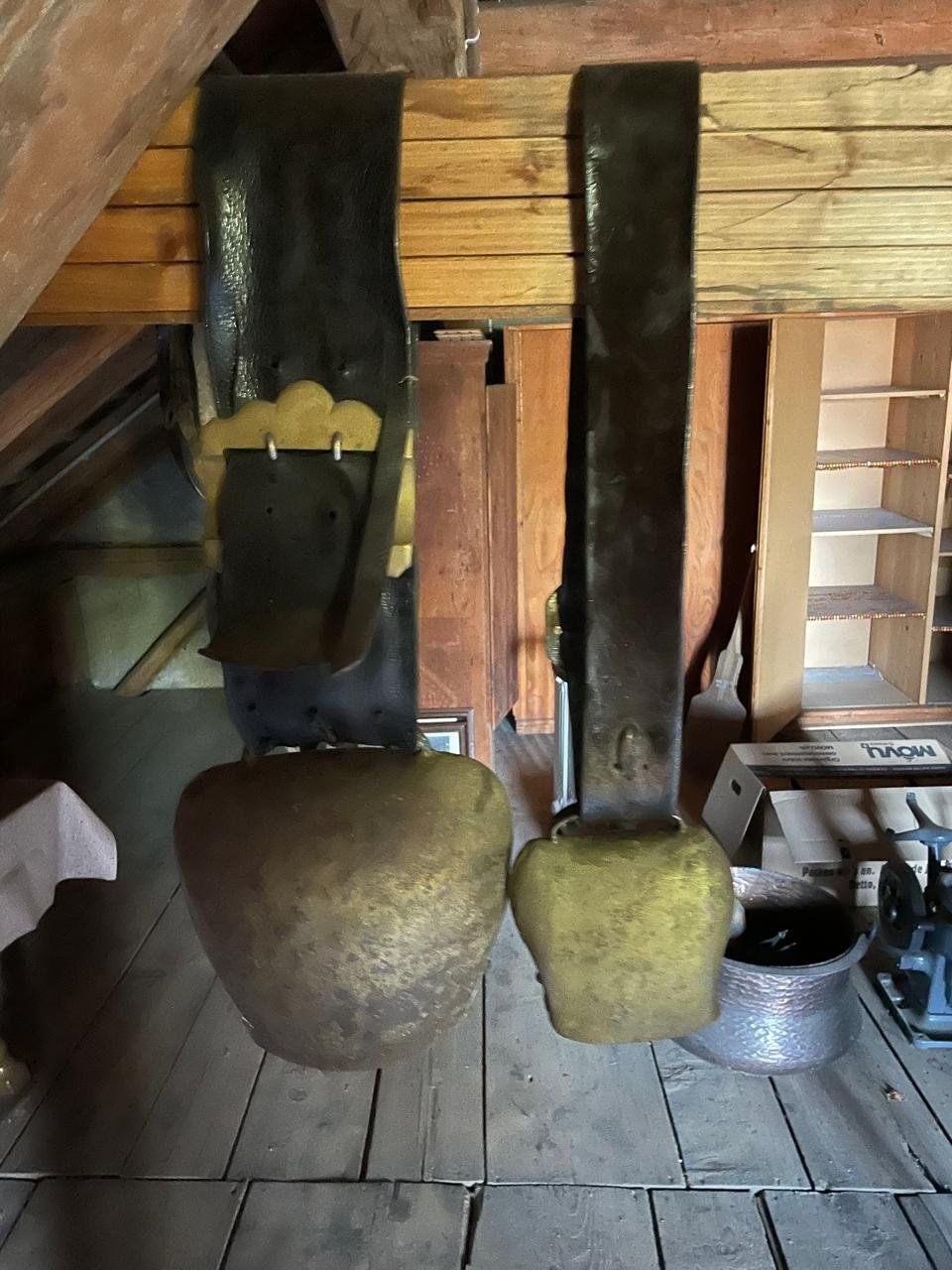 Campanacci mucche: Alte Kuhglocke mit Lederriemen – Usato da Schellenberg venduto da wohlfab