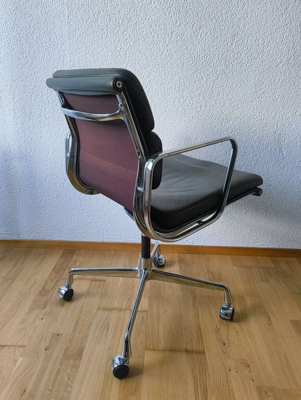 Vitra Chaises: Vitra Eames Softpad Chair auf Rollen – D'occasion à Bäch SZ par Architekt66 4