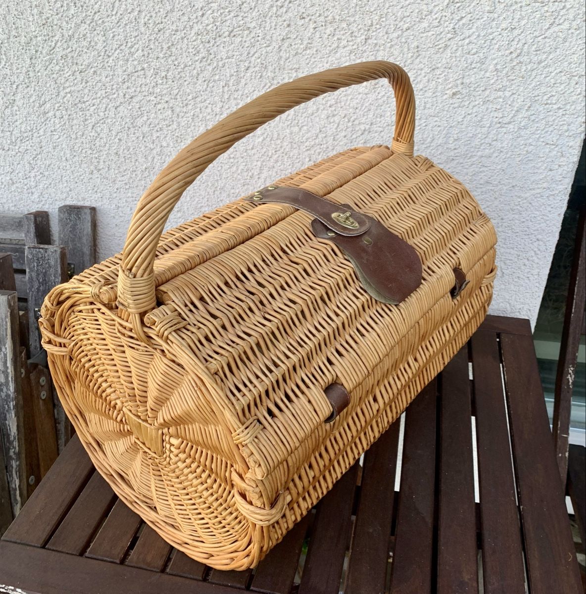 Altro per la casa: Picknick Weidenkorb mit 4x Besteck und Geschirr – Usato da Auenstein venduto da Stevezee