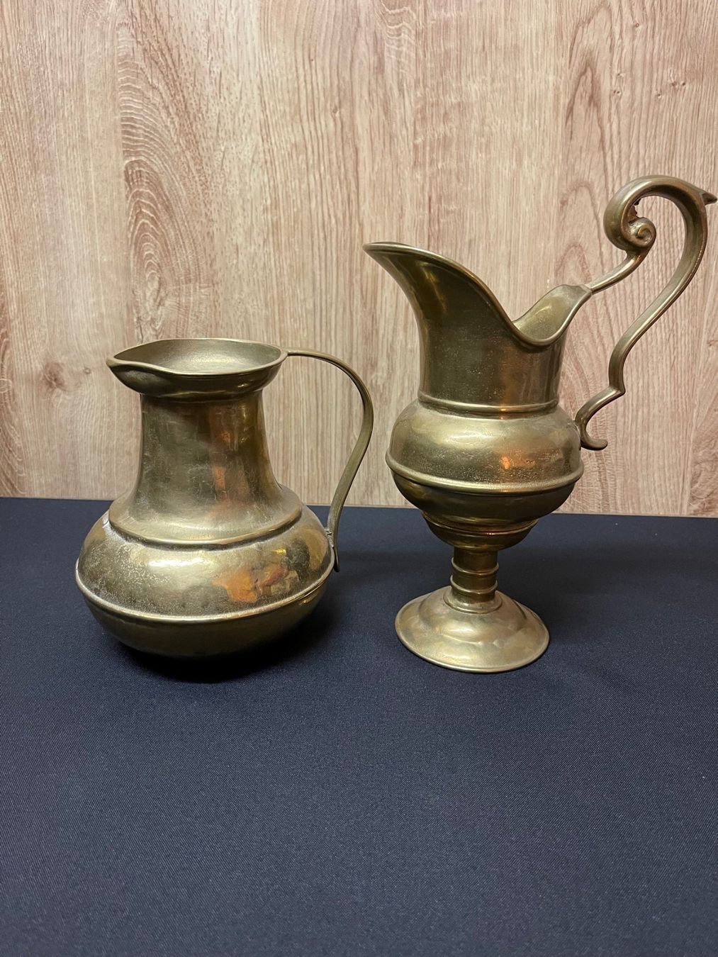 Vase & Récipients: 2 schwere alte Messing Krüge – D'occasion à Dübendorf par Crioula