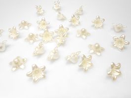 Blüten Acryl, 48 Stück, cream-perl. 7 x 13mm, Loch 1mm