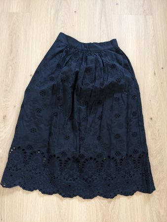 Rock mit Lochstickerei (broderie anglaise) Gr. 32 *NEU*