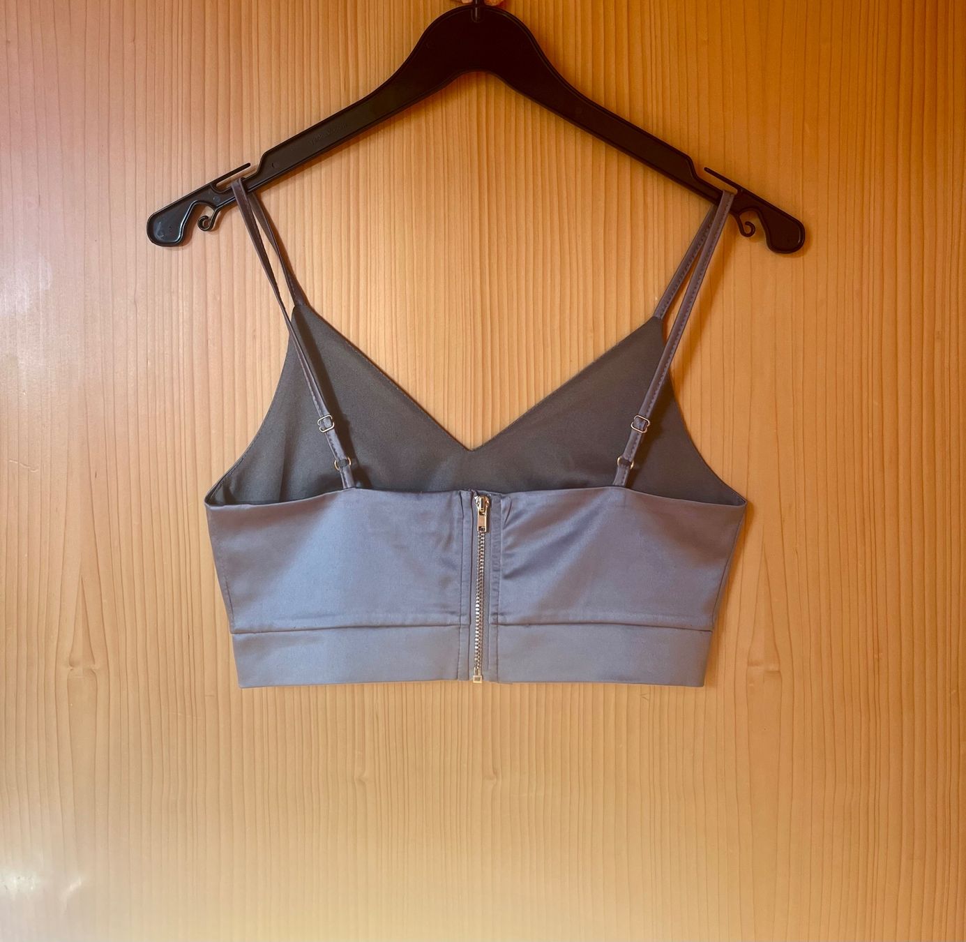 Top: Crop top gris argenté – Nuovo (secondo la descrizione) da Ardon venduto da chl_j2df 1