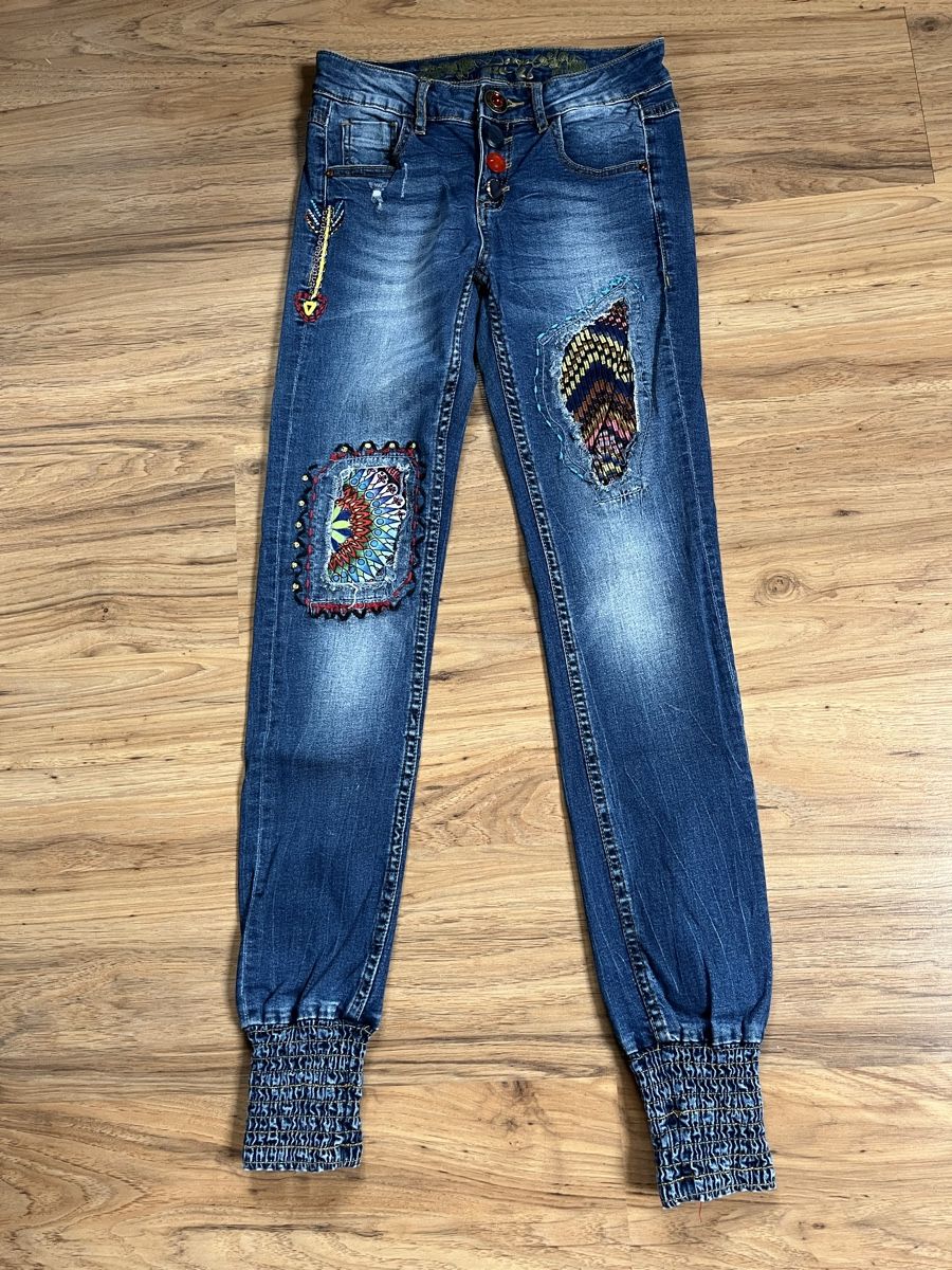 Desigual Jeans: Jeans DESIGUAL mit Einnähern und Stickerei – Nuovo (secondo la descrizione) da Oberbüren venduto da len_5q92