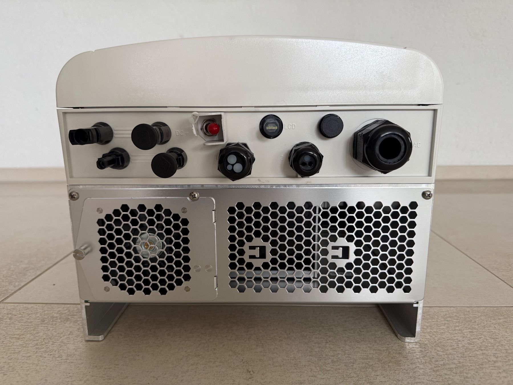 Inverter: Wechselrichter 7E17E4F4-6D / inkl. Wandhalterung – Usato da Sulgen venduto da Alesnevi 3