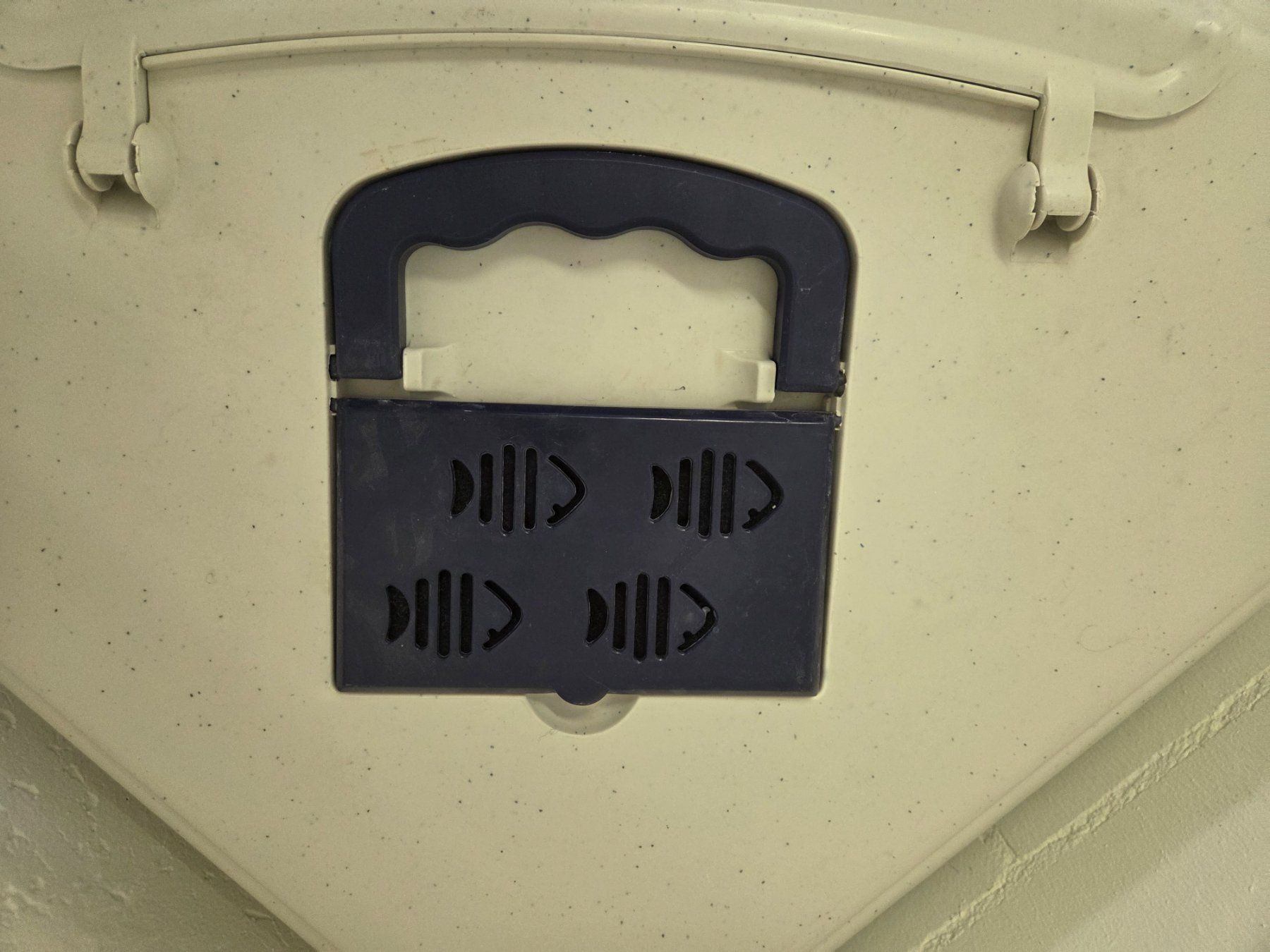 WC: Gebrauchte Eck-Katzentoilette mit Deckel – D'occasion à Schwerzenbach par BilboInSchwerzi 3