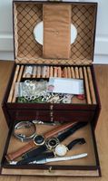 Schmuckkasten mit Uhren und Schmuck