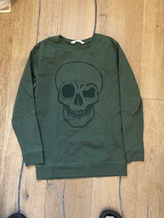 Cooler H&M Pullover mit Totenkopf, Khaki, Gr. 146/152
