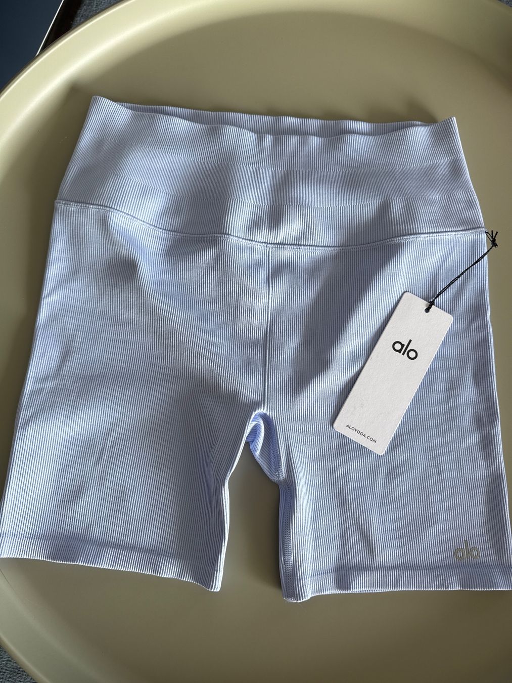 Alo Yoga Pantaloni: Alo Seamless Ribbed Favorite Short – Nuovo e nell'imballaggio originale da Rüschlikon venduto da Tennenberg17